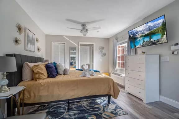 Disney Area Studio | King Bed + Resort Pool - Image 3