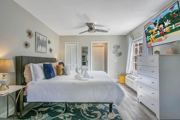 4BR Disney Retreat, Sleeps 10, Studio + Themed Bedrooms with Resort access - Image 4