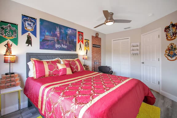4BR Disney Retreat, Sleeps 10, Studio + Themed Bedrooms with Resort access - Image 1